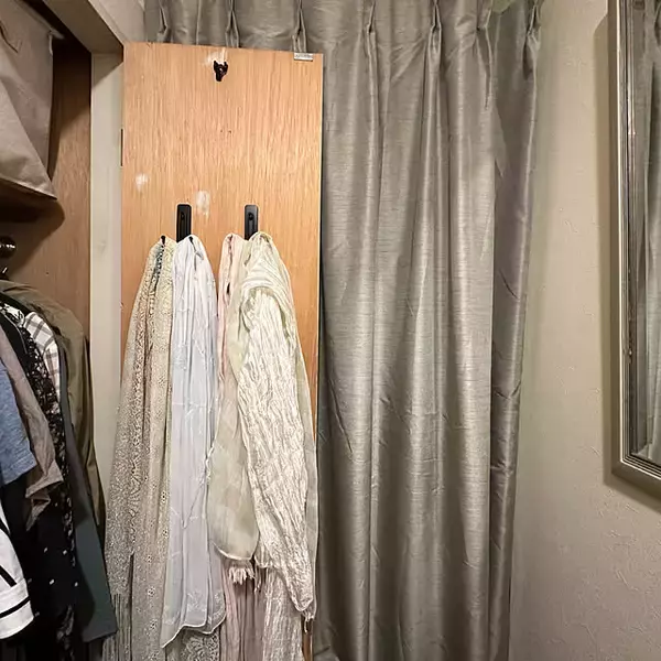 「毎日のコーディネートがもっと楽しくなる。気分を上げるスカーフ・ストールの収納方法6選」の画像