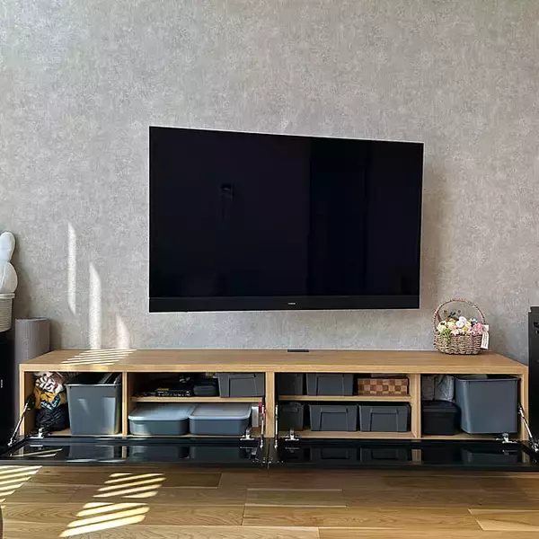 「棚の中からテレビの裏側まで活躍♪テレビ周りをスッキリ収納させてくれるダイソーのアイテム」の画像