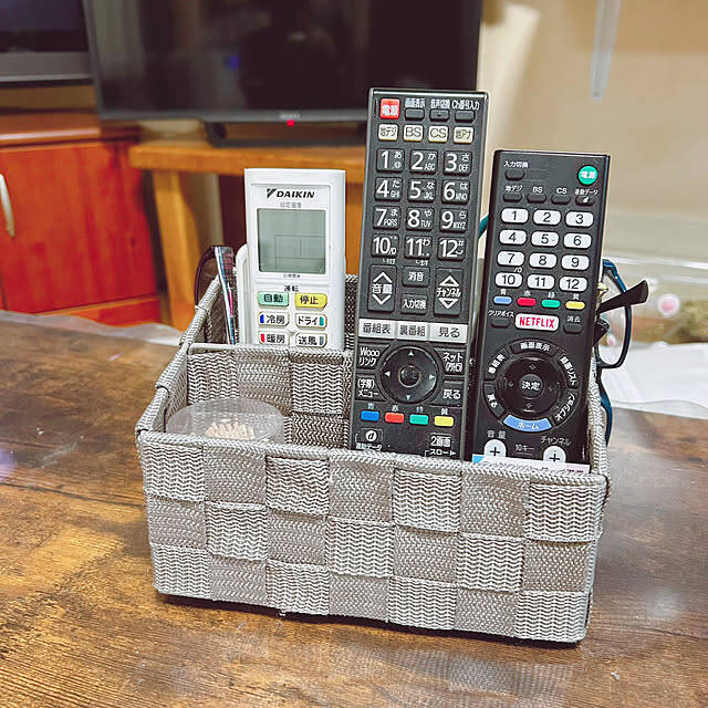 棚の中からテレビの裏側まで活躍♪テレビ周りをスッキリ収納させてくれるダイソーのアイテム