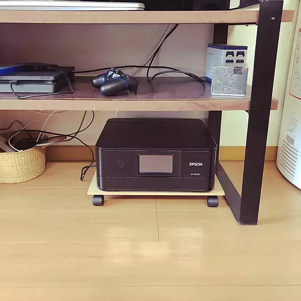 「棚の中からテレビの裏側まで活躍♪テレビ周りをスッキリ収納させてくれるダイソーのアイテム」の画像