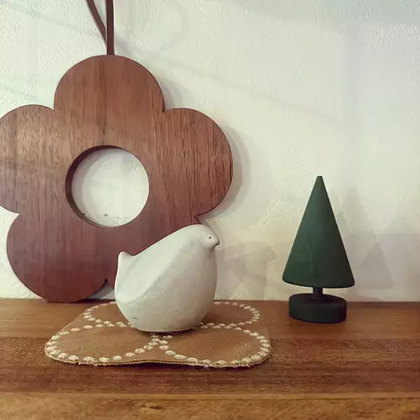 「日常にやさしく寄り添うインテリア♪鳥や花のモチーフがかわいいバーズワーズのアイテムがあるお部屋」の画像