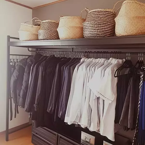 「インテリアとしても優秀なカゴ、IKEAのフローディスを使った収納実例」の画像