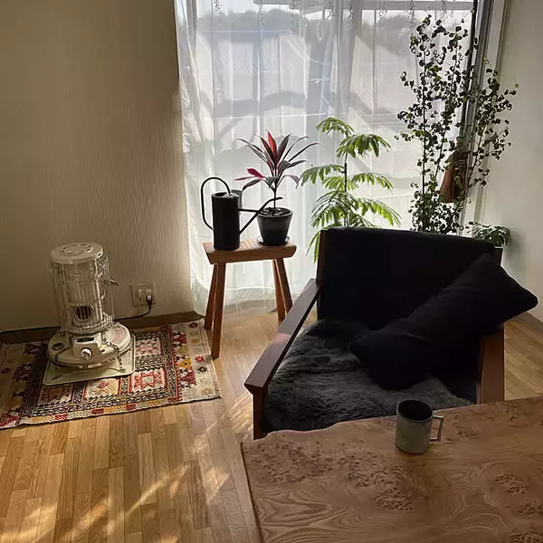 「渋い味わいを楽しむ。オールドキリムが魅力的にコーディネートされたお部屋6選」の画像