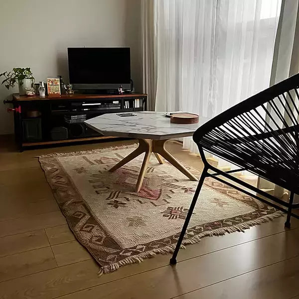 「渋い味わいを楽しむ。オールドキリムが魅力的にコーディネートされたお部屋6選」の画像