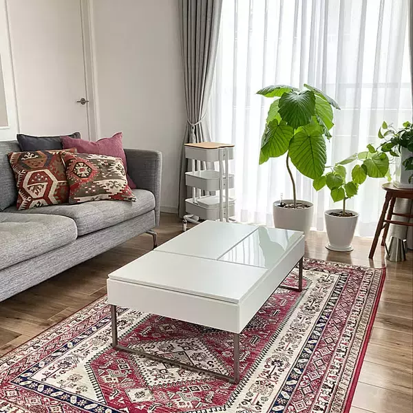 「渋い味わいを楽しむ。オールドキリムが魅力的にコーディネートされたお部屋6選」の画像