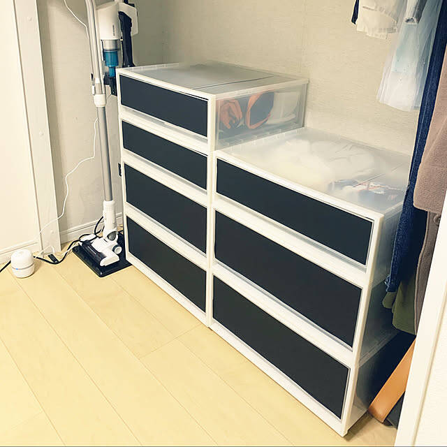 透明衣装ケースの不満解消♪中身を見せずにスッキリさせる目隠しアイデア