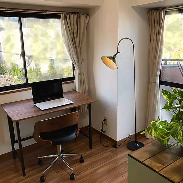 「リモートワークにもおすすめ♪手軽にプライベート空間が作れるデスク」の画像