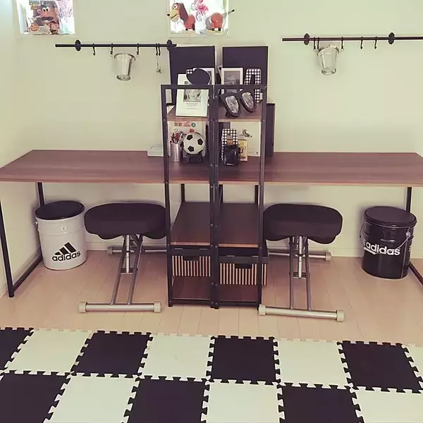 「リモートワークにもおすすめ♪手軽にプライベート空間が作れるデスク」の画像