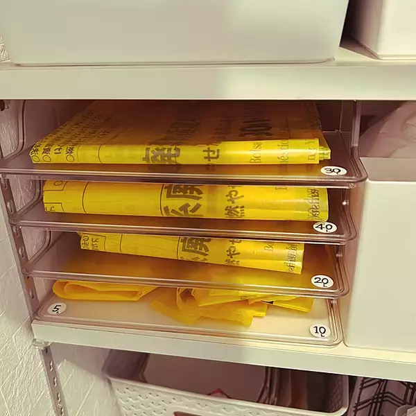 「思わずマネしたくなる！ゴミ袋や紙袋の上手なまとめ方10選」の画像