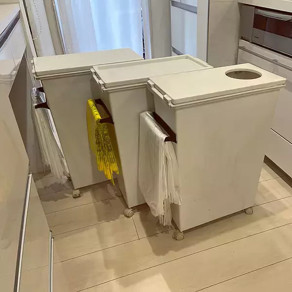 「思わずマネしたくなる！ゴミ袋や紙袋の上手なまとめ方10選」の画像