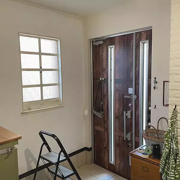 「帰るたびほっとする玄関に♡床も壁も扉も自分らしくDIY」の画像