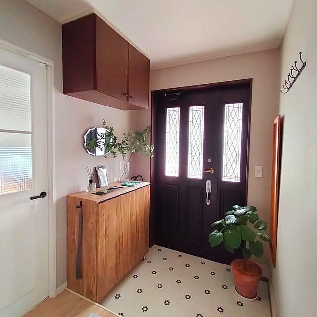 帰るたびほっとする玄関に♡床も壁も扉も自分らしくDIY