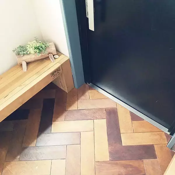 「帰るたびほっとする玄関に♡床も壁も扉も自分らしくDIY」の画像