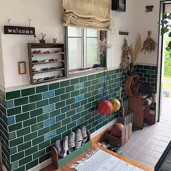 「帰るたびほっとする玄関に♡床も壁も扉も自分らしくDIY」の画像
