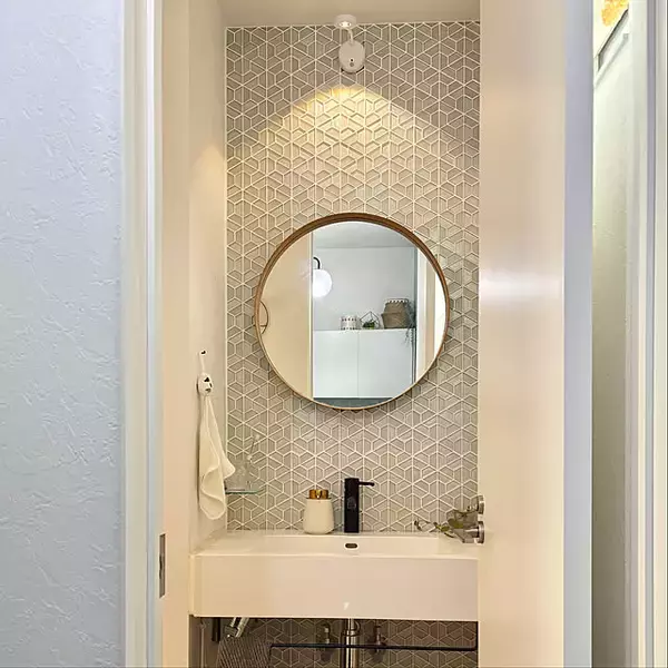 「ペタッと貼るだけでディスプレイや収納のお悩み解決！魔法のテープの活用法6選」の画像