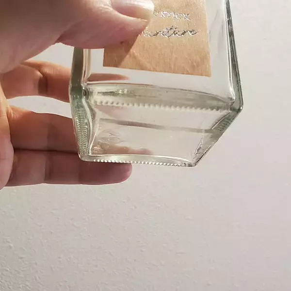 「ペタッと貼るだけでディスプレイや収納のお悩み解決！魔法のテープの活用法6選」の画像