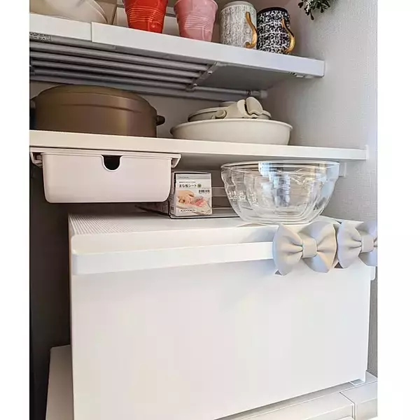 「ペタッと貼るだけでディスプレイや収納のお悩み解決！魔法のテープの活用法6選」の画像