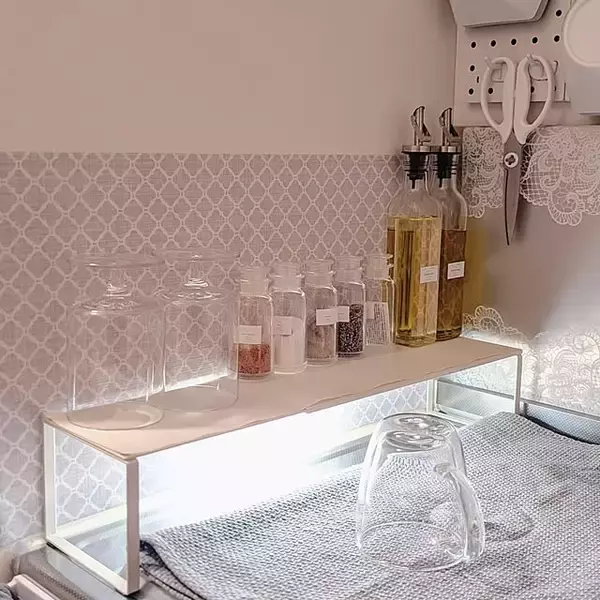 「キッチンから玄関まで♪収納スペースを無駄なく使える伸縮ラックの活用法」の画像