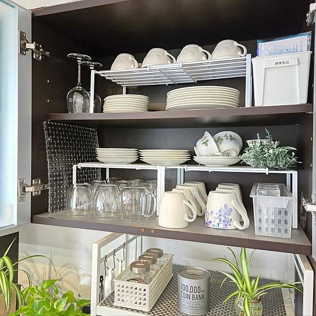 キッチンから玄関まで♪収納スペースを無駄なく使える伸縮ラックの活用法