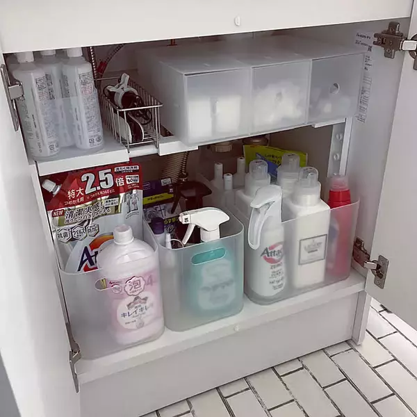 「キッチンから玄関まで♪収納スペースを無駄なく使える伸縮ラックの活用法」の画像