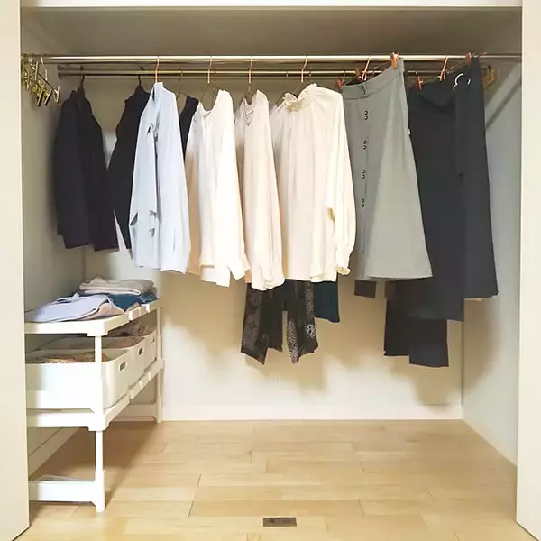 「キッチンから玄関まで♪収納スペースを無駄なく使える伸縮ラックの活用法」の画像