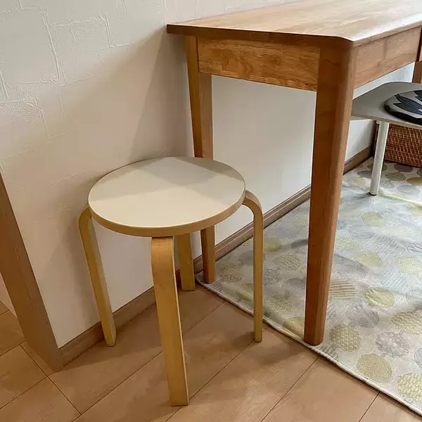「座るだけじゃない用途の広さで暮らしをサポート♪デザインも機能も大満足のニトリのスツール」の画像