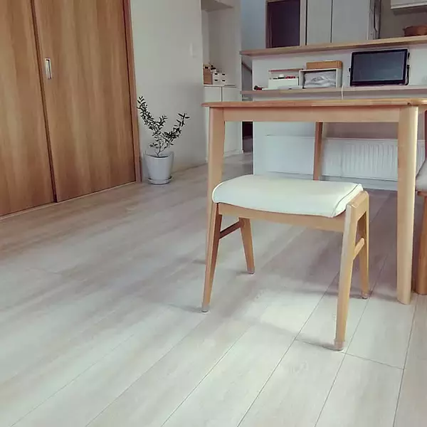 「座るだけじゃない用途の広さで暮らしをサポート♪デザインも機能も大満足のニトリのスツール」の画像