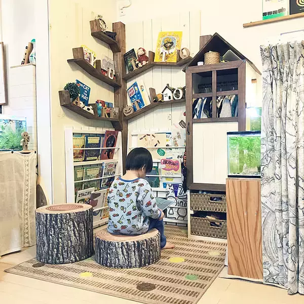 「座るだけじゃない用途の広さで暮らしをサポート♪デザインも機能も大満足のニトリのスツール」の画像