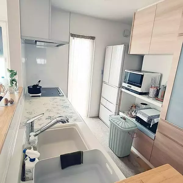 「「"置かない"がルール。余白が引き立てる、愛着あるキッチンの景色」 by mihiroさん」の画像