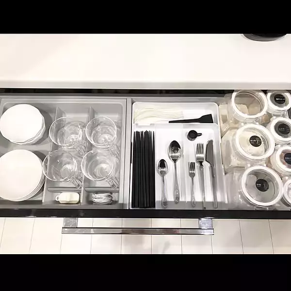 「引き出し・冷蔵庫のごちゃつき解消！ニトリの整理トレーを使った収納実例」の画像