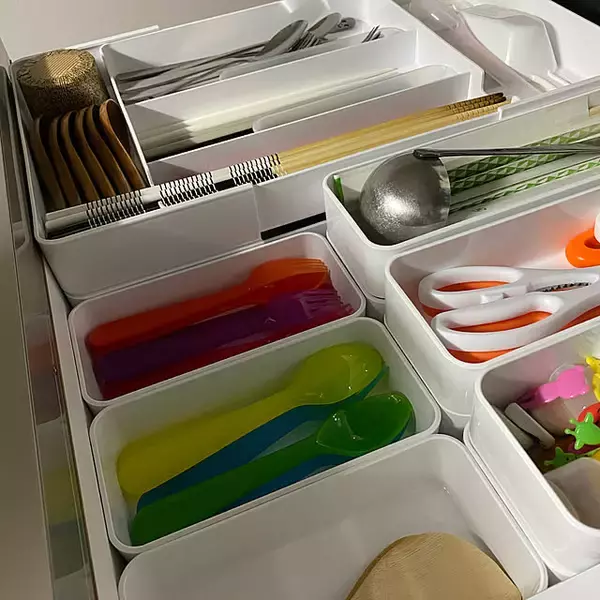 「引き出し・冷蔵庫のごちゃつき解消！ニトリの整理トレーを使った収納実例」の画像