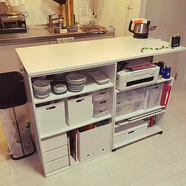 「カフェ風インテリアを目指す方にも！収納＆作業台としても役立つキッチンカウンターDIYアイデア」の画像