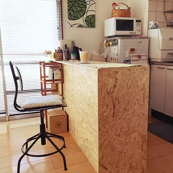 「カフェ風インテリアを目指す方にも！収納＆作業台としても役立つキッチンカウンターDIYアイデア」の画像