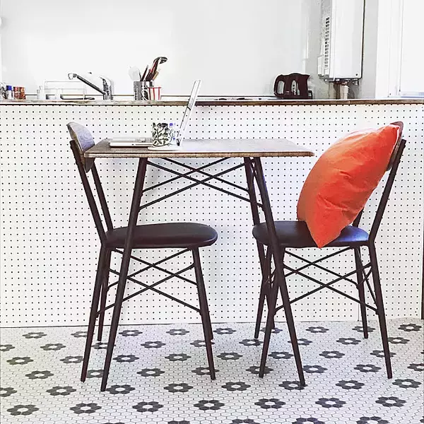 「カフェ風インテリアを目指す方にも！収納＆作業台としても役立つキッチンカウンターDIYアイデア」の画像