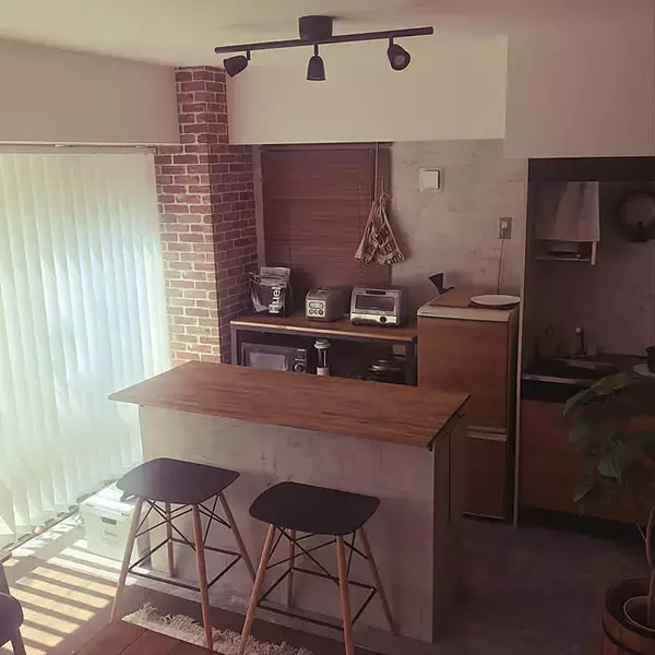 「カフェ風インテリアを目指す方にも！収納＆作業台としても役立つキッチンカウンターDIYアイデア」の画像