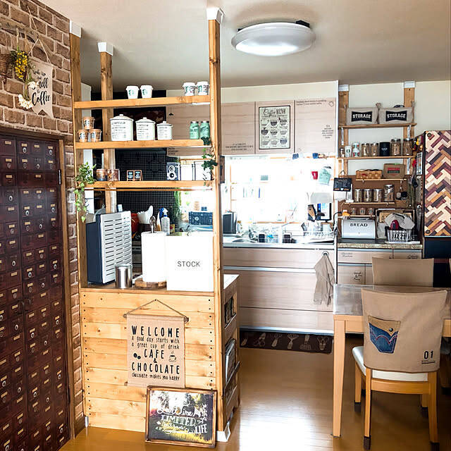 カフェ風インテリアを目指す方にも！収納＆作業台としても役立つキッチンカウンターDIYアイデア