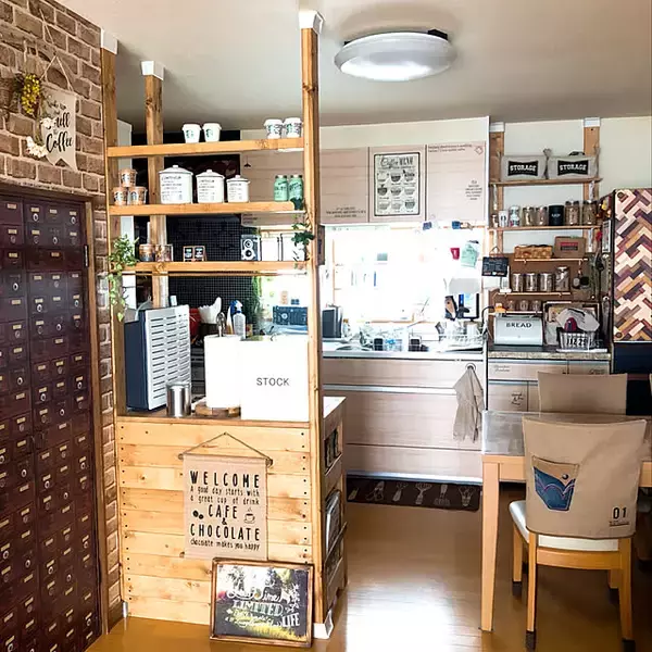 「カフェ風インテリアを目指す方にも！収納＆作業台としても役立つキッチンカウンターDIYアイデア」の画像
