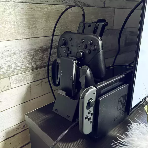 「周辺機器も配線もすっきり！ゲームをより快適に楽しむためのゲーム機収納アイデア」の画像