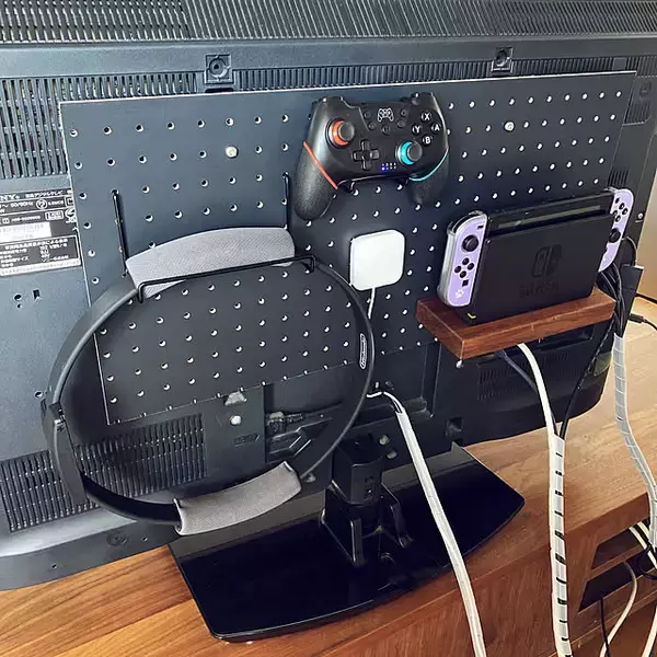 「周辺機器も配線もすっきり！ゲームをより快適に楽しむためのゲーム機収納アイデア」の画像