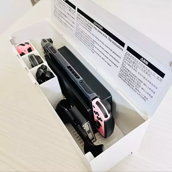「周辺機器も配線もすっきり！ゲームをより快適に楽しむためのゲーム機収納アイデア」の画像