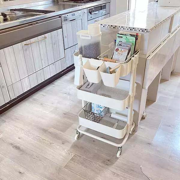 「おうちのあちこちで大活躍！キッチンワゴンを使った収納アイデア集」の画像