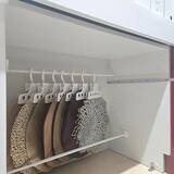 「【すきま活用アイデア】奥行きをムダにしない！6cmのすきまにつっぱり棒で作る背面収納 by love1017さん」の画像1