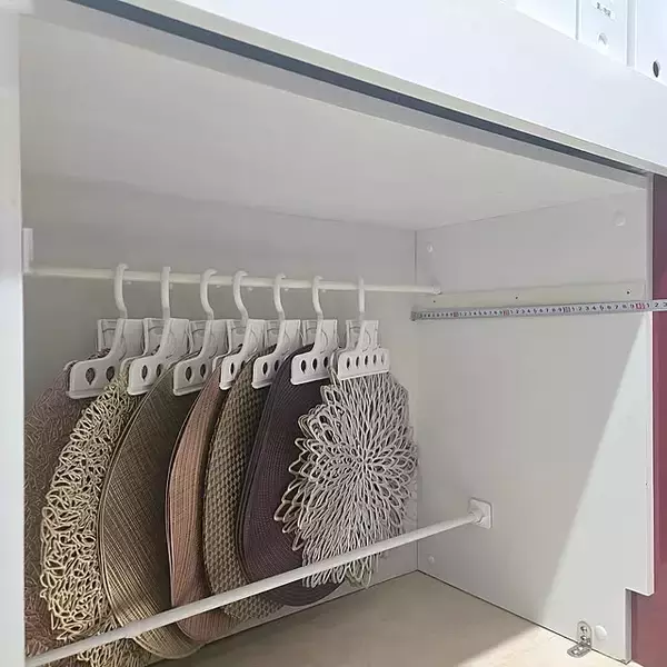 【すきま活用アイデア】奥行きをムダにしない！6cmのすきまにつっぱり棒で作る背面収納 by love1017さん