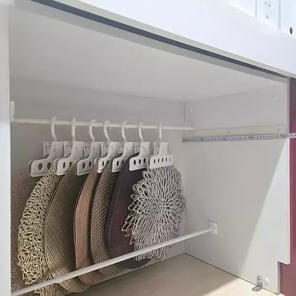 「【すきま活用アイデア】奥行きをムダにしない！6cmのすきまにつっぱり棒で作る背面収納 by love1017さん」の画像