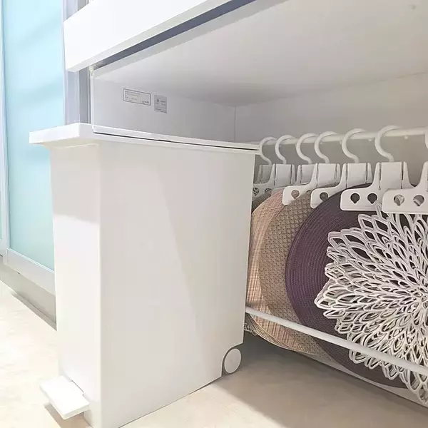 「【すきま活用アイデア】奥行きをムダにしない！6cmのすきまにつっぱり棒で作る背面収納 by love1017さん」の画像