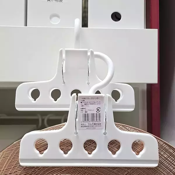 「【すきま活用アイデア】奥行きをムダにしない！6cmのすきまにつっぱり棒で作る背面収納 by love1017さん」の画像