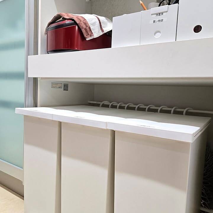 【すきま活用アイデア】奥行きをムダにしない！6cmのすきまにつっぱり棒で作る背面収納 by love1017さん