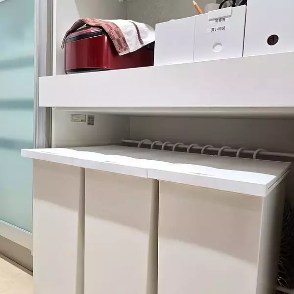 「【すきま活用アイデア】奥行きをムダにしない！6cmのすきまにつっぱり棒で作る背面収納 by love1017さん」の画像