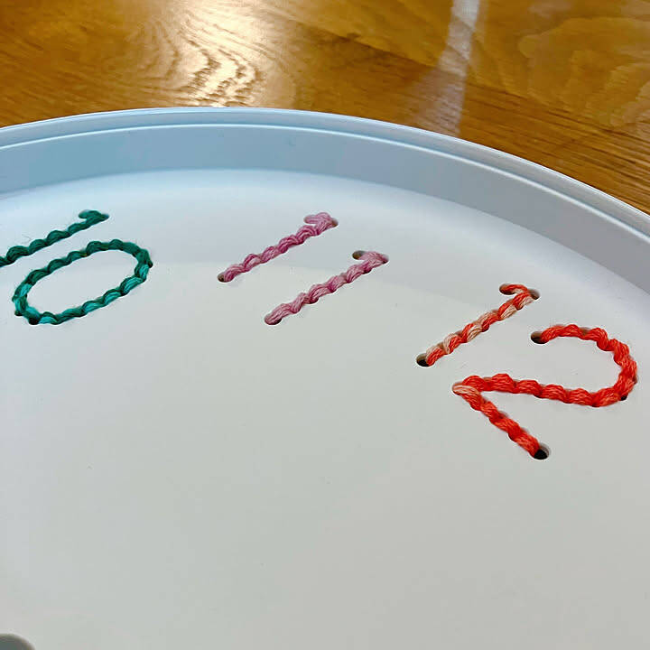 【高コスパアイテム】刺繍アレンジも楽しめる、IKEAの399円壁掛け時計 トロマ by akanekoさん