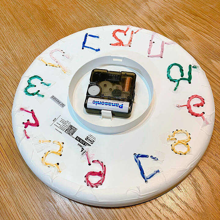 【高コスパアイテム】刺繍アレンジも楽しめる、IKEAの399円壁掛け時計 トロマ by akanekoさん